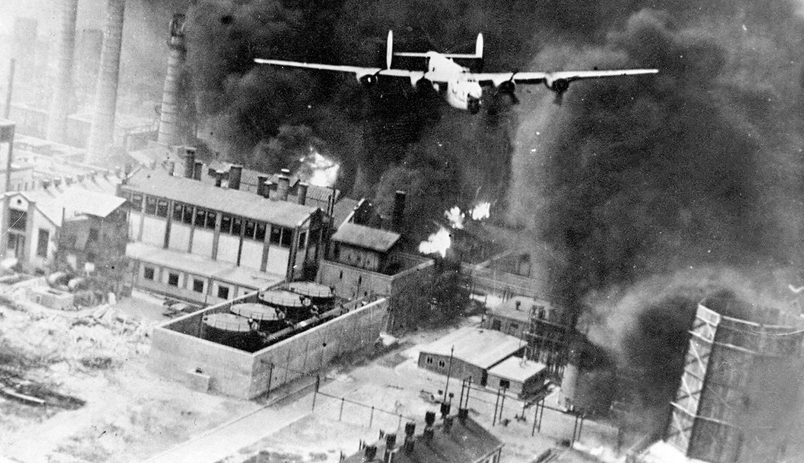 B-24 Liberator pommikone Ploestin Astra jalostamon yllä