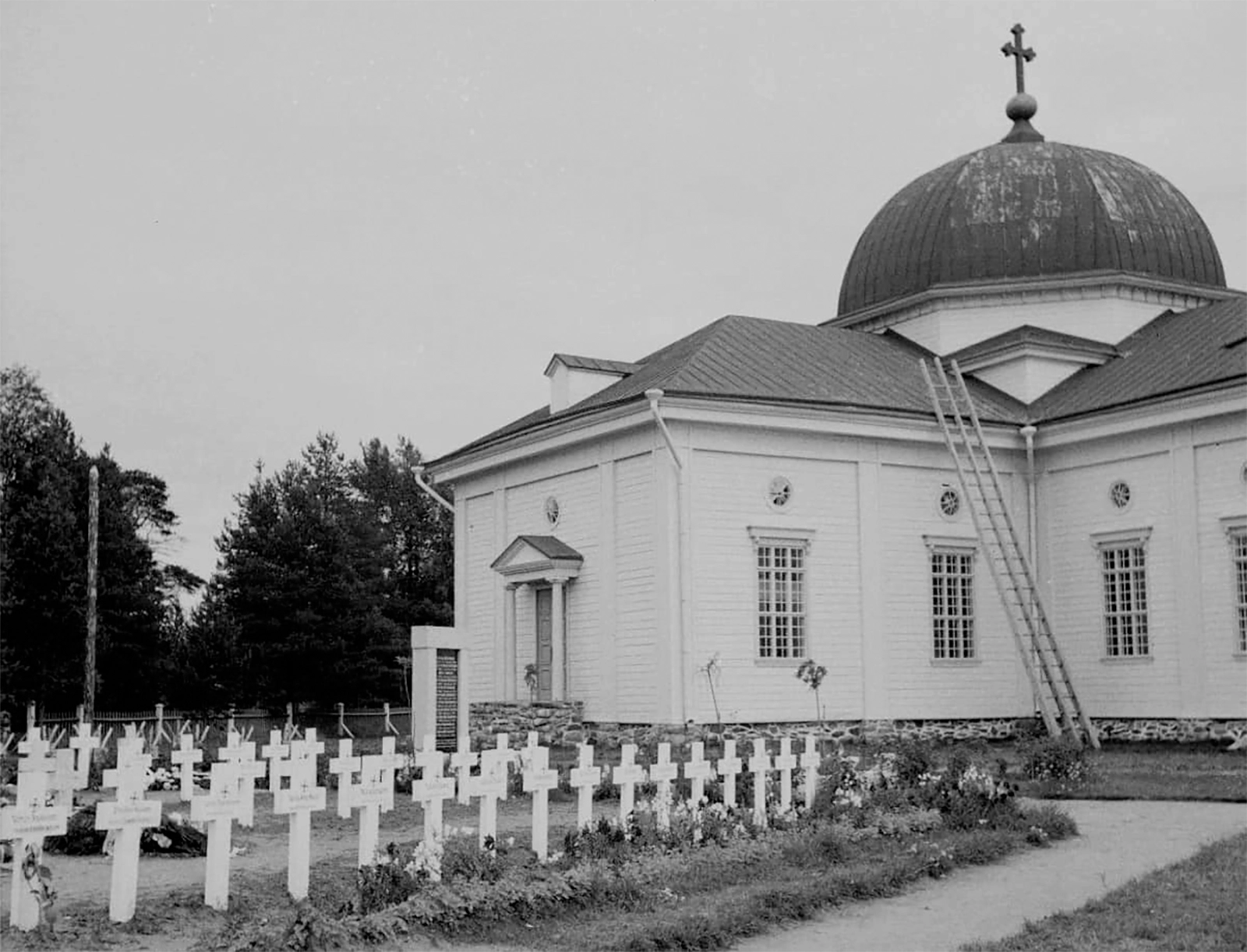 Kirkon hautausmaa
